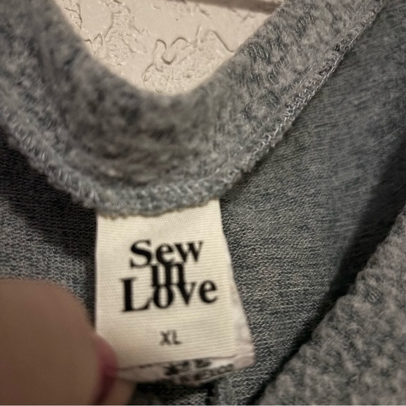 🔥5 for $25🔥 Oversized Fuzzy Cozy Women's Gray V-Neck Sweater - Picture 4 of 8